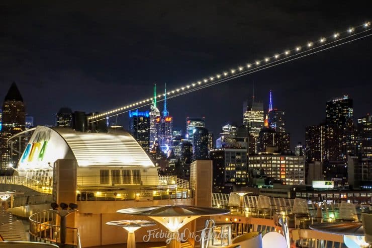 Blick von der AIDAdiva auf die Manhattan Skyline bei Nacht