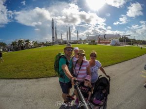 Familienfoto vor den Raketen